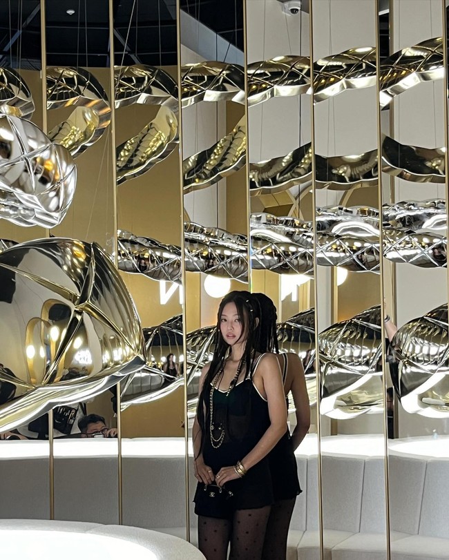 Dalam kesempatan itu, Jennie BLACKPINK memakai sejumlah koleksi perhiasan Chanel Coco Crush. Gelang perak yang dipakainya bernilai Rp 262,9 juta. Sedangkan tasnya seharga Rp 133,7 juta. Foto: Instagram