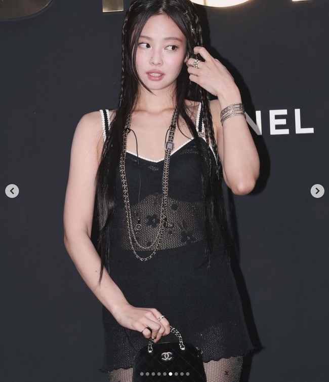 Jennie BLACKPINK kembali menjadi perbincangan dengan gaya seksinya di acara Chanel Coco Crush. Personel BLACKPINK itu tampil memakai gaun semi transparan, yang mengekspos bra dan underwear-nya. Foto: Instagram