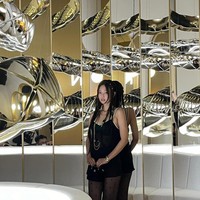 Dalam kesempatan itu, Jennie BLACKPINK memakai sejumlah koleksi perhiasan Chanel Coco Crush. Gelang perak yang dipakainya bernilai Rp 262,9 juta. Sedangkan tasnya seharga Rp 133,7 juta. Foto: Instagram