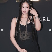 Jennie BLACKPINK kembali menjadi perbincangan dengan gaya seksinya di acara Chanel Coco Crush. Personel BLACKPINK itu tampil memakai gaun semi transparan, yang mengekspos bra dan underwear-nya. Foto: Instagram