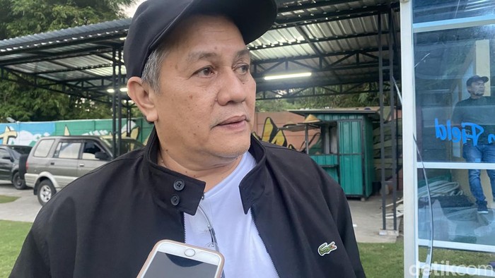 Direktur Utama PSS Sleman, Gusti Randa saat ditemui di Lapangan Pakembinangun, Sleman, Senin (1/7/2024).