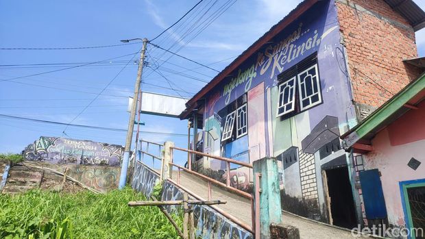 Hampir semua tembok rumah warga dicat berbagai berwarna cerah