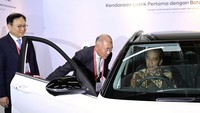 Presiden Jokowi juga menjajal duduk di bangku kursi sopir Kona Electric. Mobil listrik pertama yang menggunakan baterai buatan lokal PT HLI Green Power. Foto: Hyundai