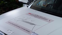 Ini penampakan tanda tangan Presiden Jokowi di kap Kona Electric. Foto: Hyundai