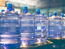 Bagaimana Air Galon Bisa Bikin Jutaan Warga Menengah RI Jatuh Miskin?