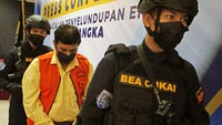 Petugas menggiring tersangka penyelundupan satwa langka Raama Mehra saat rilis di Kantor Bea Cukai Bandara Soekarno Hatta, Tangerang, Kamis (4/7/2024). Raama diamankan saat hendak pulang ke India dengan pesawat Indigo Air nomor penerbangan 6E-1602, pada Senin (1/7/2024).