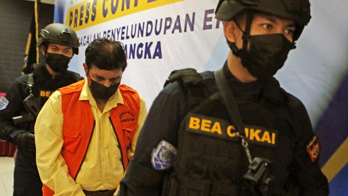 Ini Aktor Bollywood yang Dibekuk Gegara Selundupkan Cenderawasih Petugas menggiring tersangka penyelundupan satwa langka Raama Mehra (tengah), aktor sekaligus produser film Bollywood saat rilis di Kantor Bea Cukai Bandara Soekarno Hatta, Tangerang, Banten, Kamis (4/7/2024). Bea Cukai berhasil menggagalkan penyelundupan satwa langka berupa dua ekor Burung Cendrawasih dan Berang-berang yang akan diselundupkan ke India. ANTARA FOTO/Muhammad Iqbal/wpa.