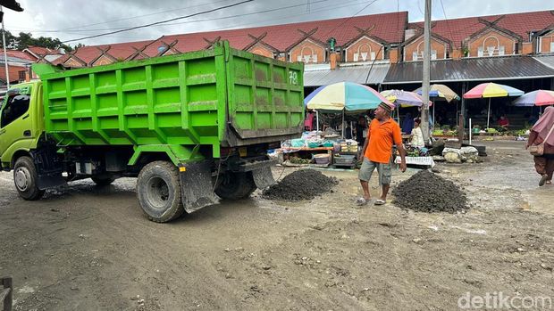 Jalan becek dan berlubang di Pasar Palakka ditimbun jelang Presiden Joko Widodo tiba.