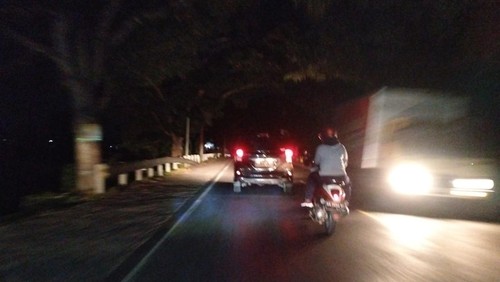 Jalan Dasan Cermen-Lembar, Lombok Barat, NTB, Rabu malam (3/7/2024). Gelapnya jalan itu karena tak adanya lampu jalan.