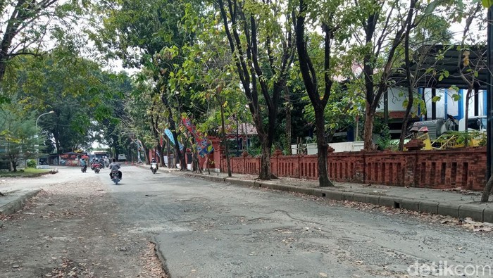 Jalan rusak di kompleks perkantoran Bima Cirebon