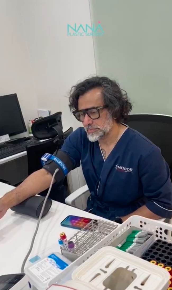 Pasangan artis Jeremy dan Ina Thomas terlihat kompak menjalani operasi anti aging bersama di Korea. Sebelum menjalani tindakan tersebut keduanya terlihat menjalani beberapa pemeriksaan terlebih dahulu. Foto: Instagram/@nanahospital.id