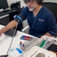 Pasangan artis Jeremy dan Ina Thomas terlihat kompak menjalani operasi anti aging bersama di Korea. Sebelum menjalani tindakan tersebut keduanya terlihat menjalani beberapa pemeriksaan terlebih dahulu. Foto: Instagram/@nanahospital.id