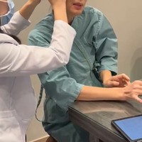 Bagian-bagian wajah Jeremy dan Ina yang akan dikerjakan pun ditandai terlebih dahulu. Dalam foto terlihat wajah Ina Thomas yang sedang diperiksa sebelum menjalani prosedur tersebut. Foto: Instagram/@nanahospital.id