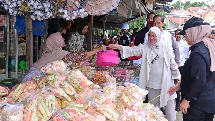 Jokowi dan Iriana berkunjung ke Pasar Sentral Palakka, Bone, Sulawesi Selatan.