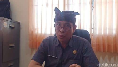 Kabid Pembinaan SMP Disdikpora Kota Denpasar Anak Agung Putu Gede Astara saat ditemui di kantornya, Kamis (4/7/2024). (Ni Made Lastri Karsiani Putri/detikBali)