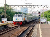 Ada Demo, KA Keberangkatan Stasiun Gambir Berhenti di Jatinegara