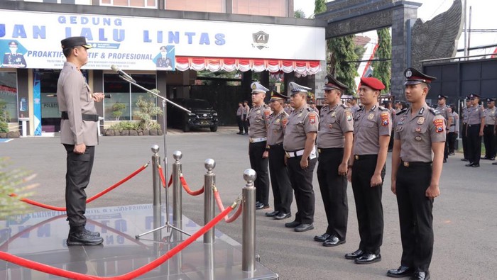Kapolres AKBP Bobby A. Condroputra pimpin kenaikan pangkat di Polres Lamongan