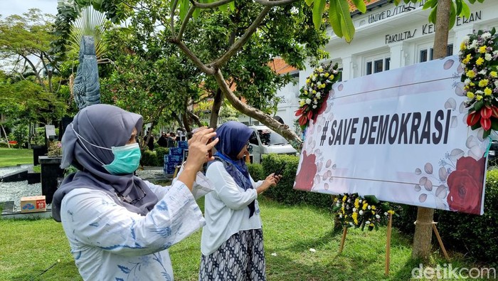 Karangan bunga Banjiri FK Unair usai Prof BUS dicopot dari jabatannya Karangan bunga Banjiri FK Unair usai Prof BUS dicopot dari jabatannya