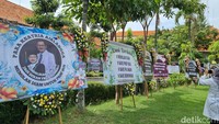 Banyak karangan bunga bertuliskan #saveProfBUS dan #untukIndonesuasehat.