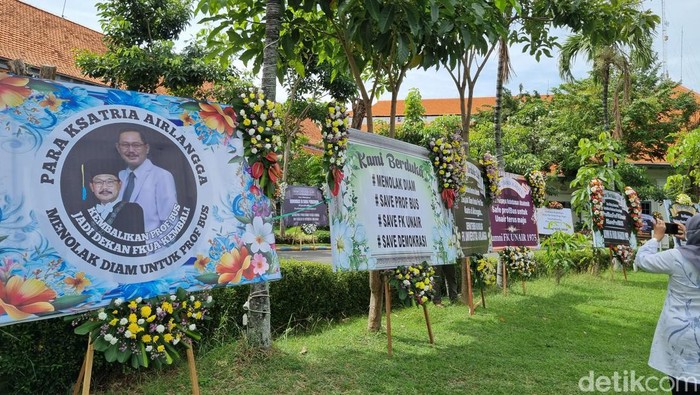 Karangan bunga membanjiri FK Unair usai Prof BUS dicopot dari jabatan.