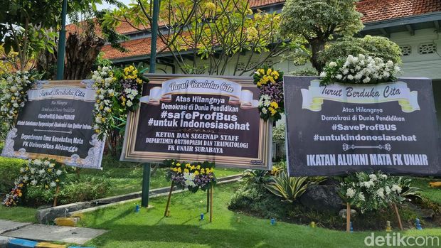 Karangan bunga membanjiri FK Unair usai Prof BUS dicopot dari jabatan.