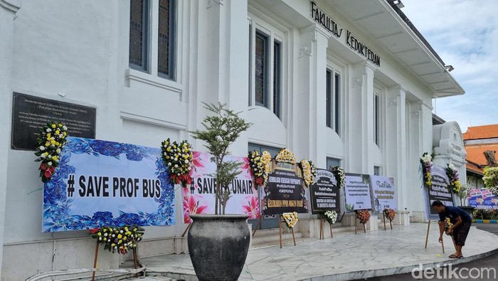 Karangan bunga membanjiri FK Unair usai Prof BUS dicopot dari jabatan.