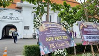 Dari pantauan detikJatim, sekitar 32 karangan bunga berjajar di halaman FK Unair, mulai dari departemen hingga kalangan sejawat dokter. Ada dari Kelurahan PPDS OBGYN Unair, Departemen Ilmu Kedokteran Jiwa FK Unair, Prodi Orthopaedi, alumni beberapa angkatan.