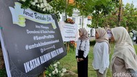 Beberapa karangan bunga dukungan untuk Prof Dr dr Budi Santoso SpOG FER didepan Fakultas Kedokteran Unair.