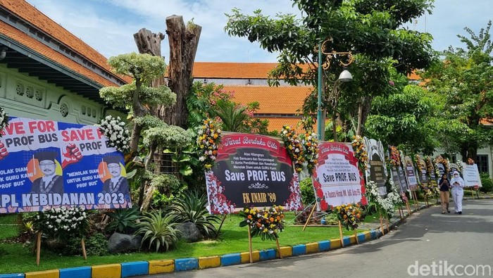 Karangan bunga membanjiri FK Unair usai Prof BUS dicopot dari jabatan.