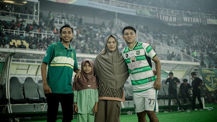 Kasim Botan dan ibundanya di Stadion Gelora Bung Tomo Surabaya
