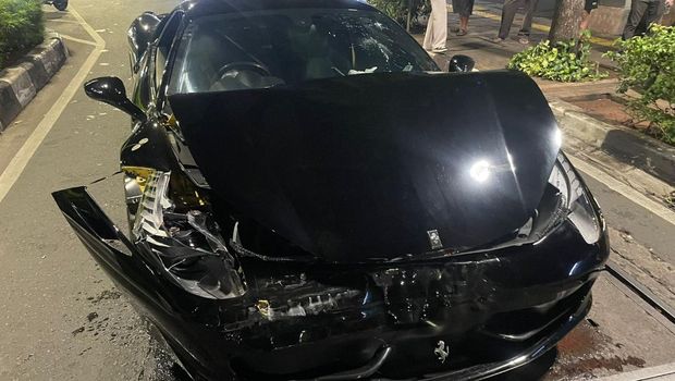 Kecelakaan melibatkan mobil Ferrari dan Mercy di Jalan Wolter Monginsidi, Jaksel.