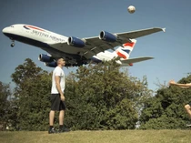 Dia yang Mengabadikan Kehidupan di Bawah Jalur Pesawat