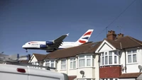 Bagi kebanyakan orang yang melakukan perjalanan ke Bandara Heathrow, perjalanan tersebut merupakan sarana untuk mencapai tujuan. Namun pria satu ini melakukan hal unik lainnya.