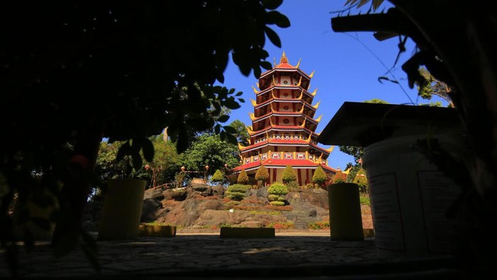 Keindahan Pagoda Nusantara di Sungailiat yang berada di ketinggian puncak bukit.