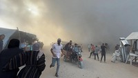 Warga tampak berlarian menyelamatkan diri.  
