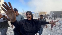 Begini kepanikan warga saat Israel menjatuhkan bom ke sebuah sekolah PBB di Khan Younis, Rabu (3/7/2024).