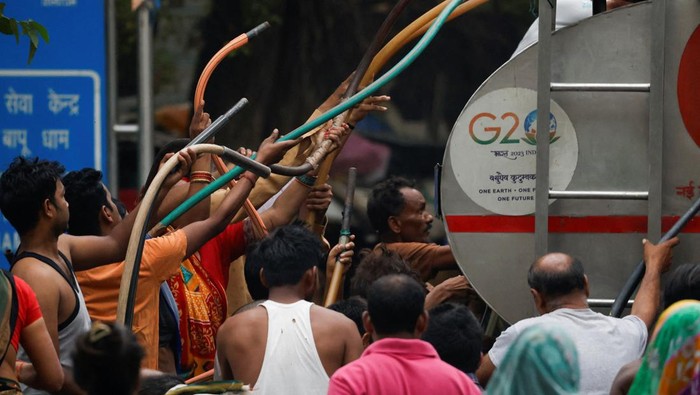 Kekeringan Melanda, Antrean Air Bersih di India Kian Ramai Antrean air bersih di India kini menjadi pemandangan umum sejak panas ekstrem menyengat yang membuat sejumlah wilayah kekeringan. Salah satunya di New Delhi.