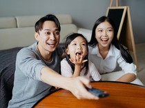 Langkah-langkah Bersihkan Layar TV LCD Biar Momen Nonton Tetap Seru