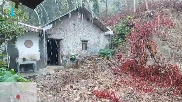 Kondisi lokasi tambang mepet rumah warga saat hujan hari ini di Padukuhan Nglengkong, Kalurahan Serut, Kapanewon Gedangsari, Kabupaten Gunungkidul, Kamis (4/7/2024).