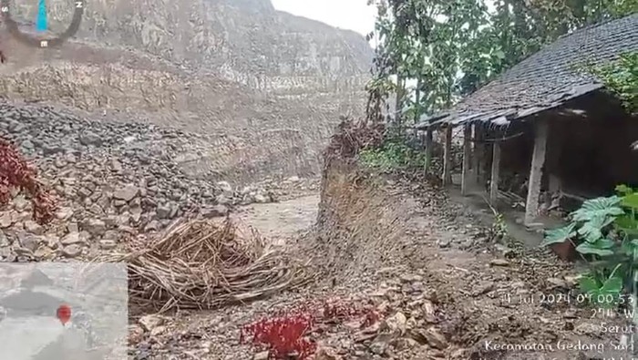 Kondisi lokasi tambang mepet rumah warga saat hujan hari ini di Padukuhan Nglengkong, Kalurahan Serut, Kapanewon Gedangsari, Kabupaten Gunungkidul, Kamis (4/7/2024).