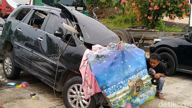 Kondisi mobil Innova yang kecelakaan di Tol Batang Km 362 Jalur A, Subah, Kecamatan Batang, Kamis (4/7/2024). Mobil dievakuasi ke dekat GT Kandeman, Batang.