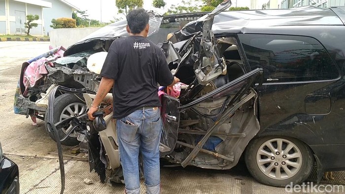 Kondisi mobil Innova yang kecelakaan di Tol Batang Km 362 Jalur A, Subah, Kecamatan Batang, Kamis (4/7/2024). Mobil dievakuasi ke dekat GT Kandeman, Batang.