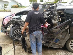 Penampakan Innova yang Seruduk Truk Tewaskan 3 Orang di Tol Batang