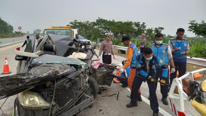 Insiden Tragis: Tabrakan Maut di Tol Batang Menewaskan Tiga Jiwa