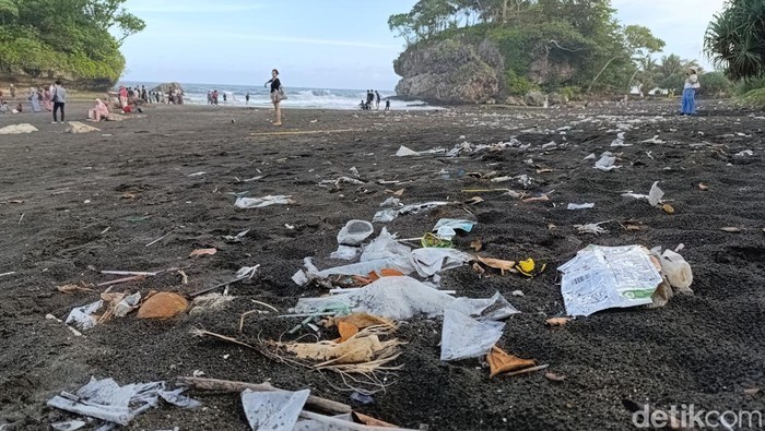 Kondisi Pantai Madasari yang dipenuhi sampah plastik