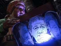 Kreativitas Warga Tangsel Bikin Seni Ukir Kaca untuk Cinderamata