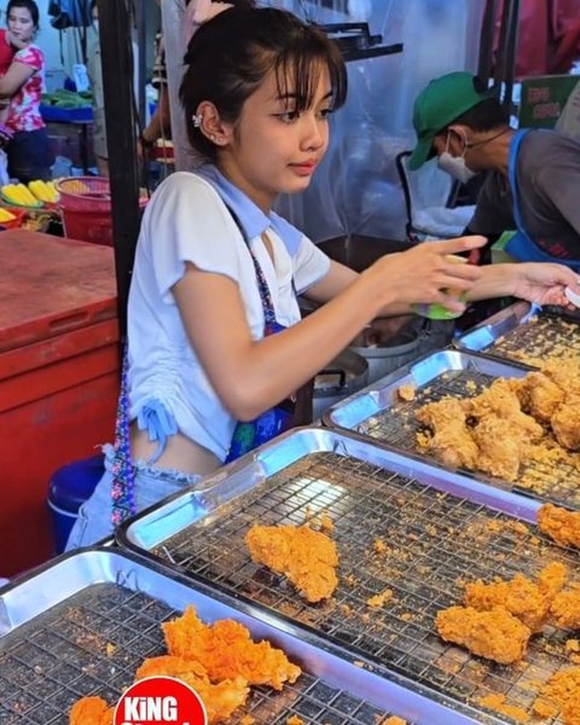 Seorang penjaja fried chicken di jalanan Samut Prakan, Thailand jadi sorotoan karena kecantikannya. Saat potretnya jadi viral, banyak orang menyamakan pesonanya dengan Lisa BLACKPINK.  Foto: Instagram