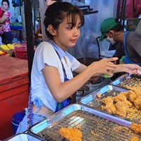 Seorang penjaja fried chicken di jalanan Samut Prakan, Thailand jadi sorotoan karena kecantikannya. Saat potretnya jadi viral, banyak orang menyamakan pesonanya dengan Lisa BLACKPINK.  Foto: Instagram