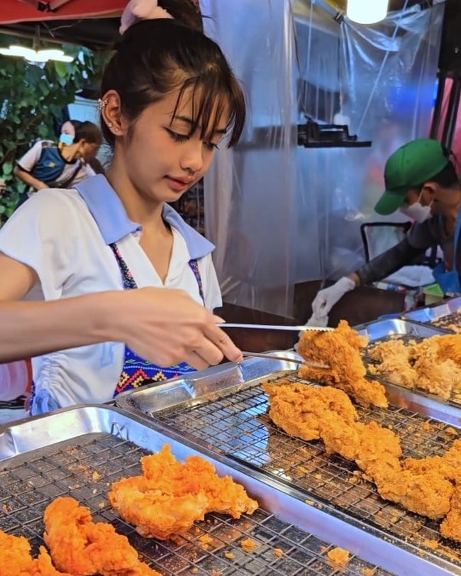 Dilansir 8days, gadis tersebut bernama Kulthida yang juga dikenal sebagai Yeehwa. Ia berusia 17 tahun dan duduk di bangku SMA di Sekolah Taphanhin, Phichit. Sekilas ia memang memiliki kemiripan fitur wajah dengan sang idol dari Thailand. Apalagi mereka sama-sama berponi. Foto: Instagram