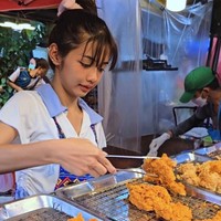 Dilansir 8days, gadis tersebut bernama Kulthida yang juga dikenal sebagai Yeehwa. Ia berusia 17 tahun dan duduk di bangku SMA di Sekolah Taphanhin, Phichit. Sekilas ia memang memiliki kemiripan fitur wajah dengan sang idol dari Thailand. Apalagi mereka sama-sama berponi. Foto: Instagram